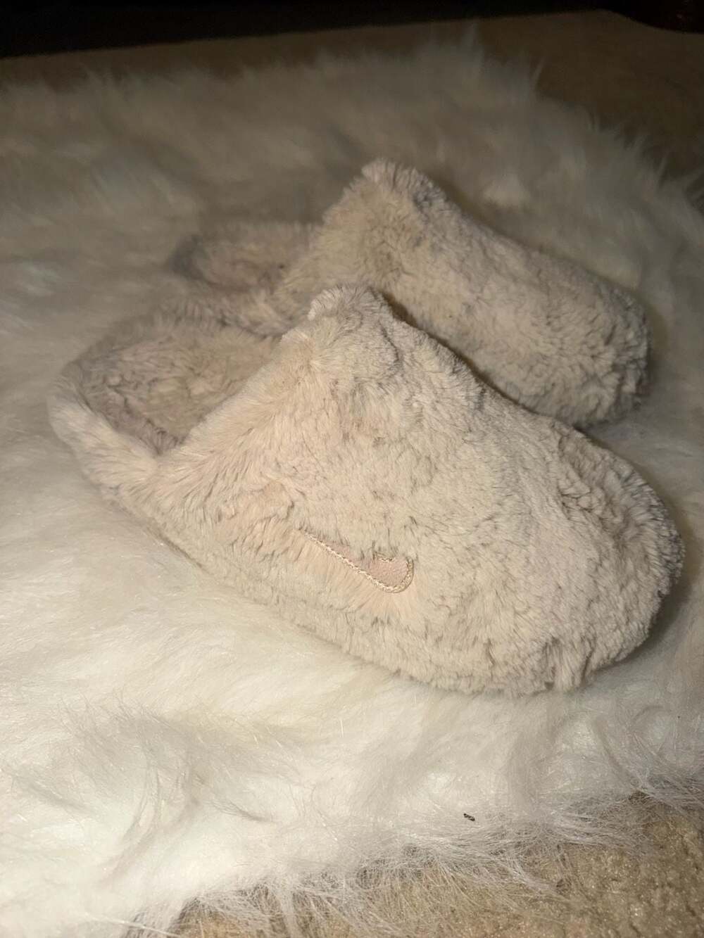 Nike Calm Mule SE Women's Faux Fur Sanddrift Slippers